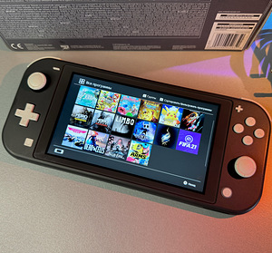 Switch Lite kiibiga PicoFly • 20 mängu • Nintendo CFW (2 foto / 2)