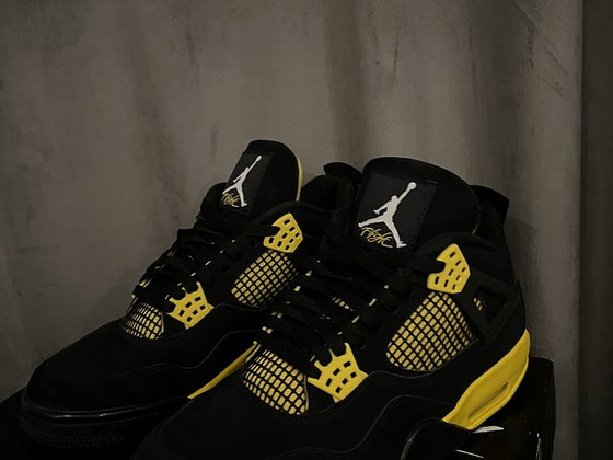 Jordan 4 Retro Thunder