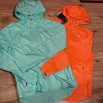 Naiste spordijakid Nike suurus S