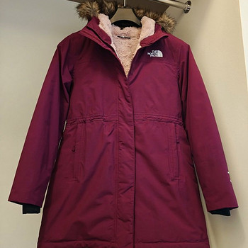 THE NORTH FACE ДЕТСКАЯ АРКТИЧЕСКАЯ ПАРКА ДЛЯ ДЕВОЧЕК