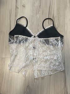 Elegantne pitsilise äärega top (4 foto / 5)