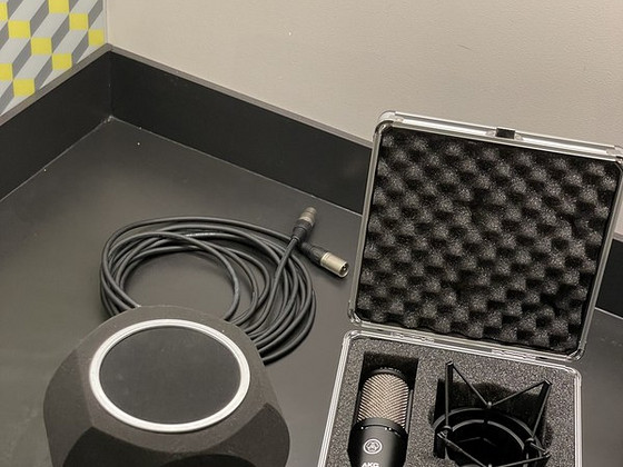 Микрофон AKG P220 с амортизирующим креплением, XLR-кабелем и поп-фильтром