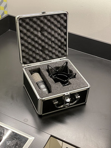 Микрофон AKG P220 с амортизирующим креплением, XLR-кабелем и поп-фильтром (2 фото из 4)