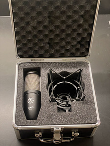 Микрофон AKG P220 с амортизирующим креплением, XLR-кабелем и поп-фильтром (4 фото из 4)