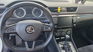 Skoda Superb 2017 (10 фото из 13)