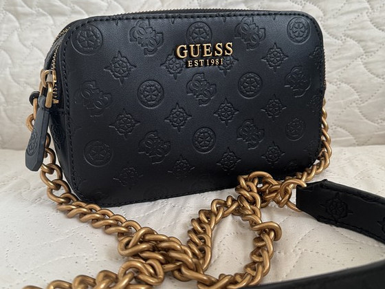Guessi kettidega crossbody kott.