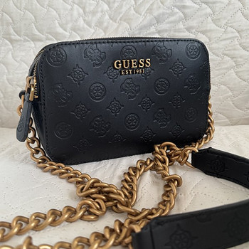 Guessi kettidega crossbody kott.