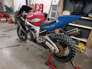 Шипованные шины на дисках Yamaha R6 (2 фото из 5)