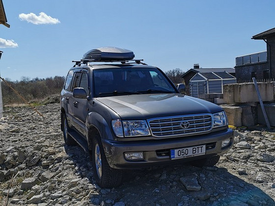 Toyota Land Cruiser 100.