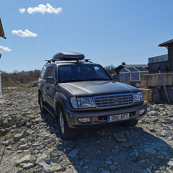 Toyota Land Cruiser 100.