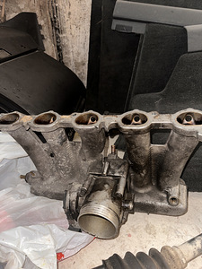 Впускной коллектор и дроссельная заслонка для Volvo 2.5T (1 фото из 2)