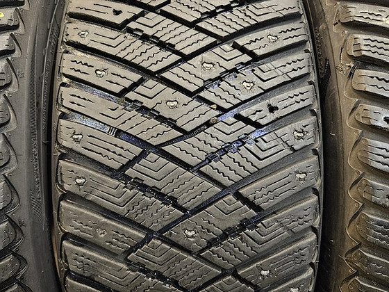225 45 R 17 Goodyear Ultra Grip Ice Arctic