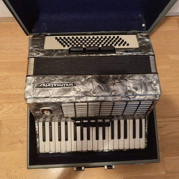 Аккордеон Weltmeister Stella 80 Bass