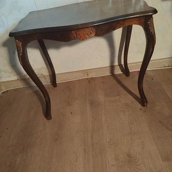 Väike elegantne laud