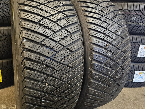 215 55 R 17 Goodyear Ultra Grip Ice Arctic
