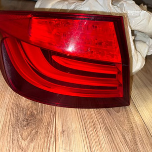BMW F10 535d PUNASED tagatuled – parem & vasak (1 foto / 3)