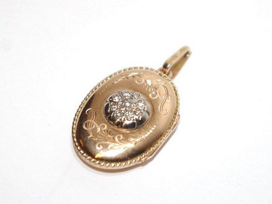 Kullast ovaalne medaljon teemantidega 585 proov 11.58 gr