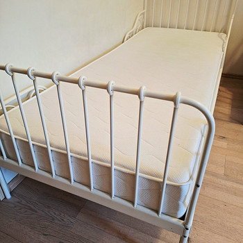 Металлическая кровать Ikea Minnen с поролоновым матрасом 80×