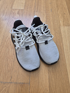 Кроссовки Adidas (1 фото из 4)