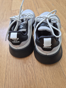 Кроссовки Adidas (3 фото из 4)