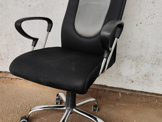 Kontoritool kohaletoimetamisega linnas