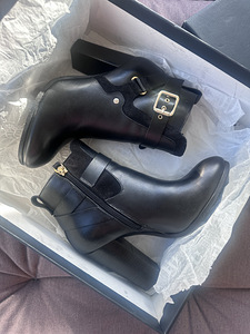 Tommy Hilfiger poolsaapad, suurus 37. (1 foto / 6)