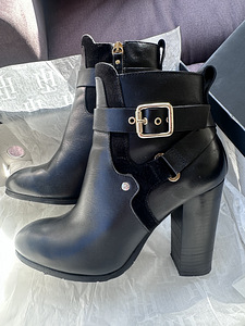 Tommy Hilfiger poolsaapad, suurus 37. (2 foto / 6)