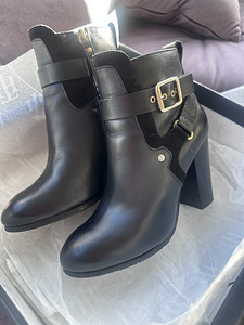 Tommy Hilfiger poolsaapad, suurus 37. (3 foto / 6)
