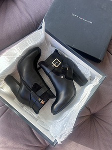 Tommy Hilfiger poolsaapad, suurus 37. (4 foto / 6)