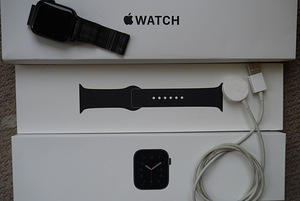 Apple Watch SE 40mm Space Gray Alu Black Sport Band GPS (2 foto / 3)