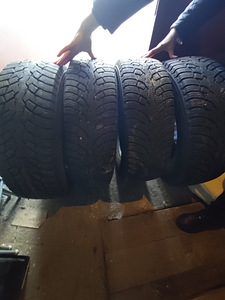 Nokian Hakkapeliitta CR4 225/75R16C 121/120R. (1 foto / 2)