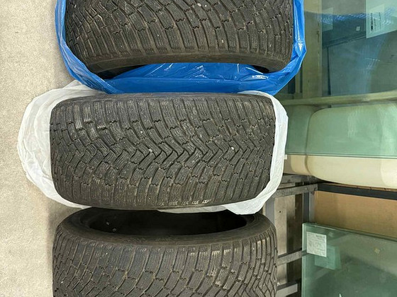 Шипованные шины Continental 255/40/R19 - 3 шт. В хорошем состоянии