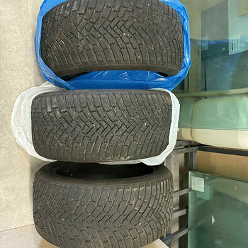 Шипованные шины Continental 255/40/R19 - 3 шт. В хорошем состоянии