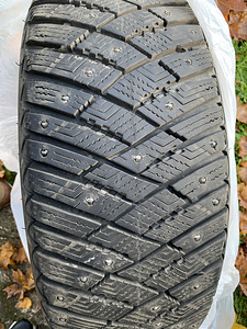 M: шипованные шины Goodyear UltraGrip Ice Arctic 205/55R16 94T (3 фото из 4)