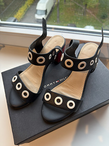 Müüa Tommy Hilfiger kingad (1 foto / 2)