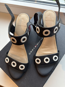 Müüa Tommy Hilfiger kingad (2 foto / 2)