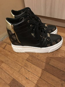 Кроссовки на высокой подошве Guess, размер 40 (1 фото из 2)