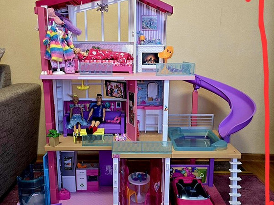 Barbie maja autoga,mööbliga ja nukkudega.