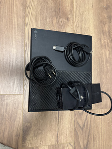 Xbox one 1TB, (1 foto / 2)