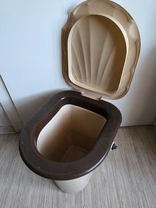 Voodi kõrval olev tualett (1 foto / 2)