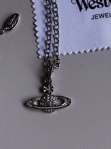 Колье Vivienne Westwood (2 фото из 4)