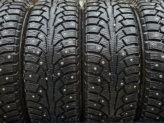 R15 шипованные шины Nokian 185/60/15 - 9мм - 100% шипы