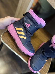 Кроссовки Adidas (1 фото из 3)