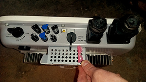 Huawei 8 kw ja 3 faasi hübriid inverter paneelidele ja akule (1 foto / 3)
