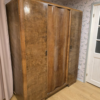Vanaaegne riidekapp 2