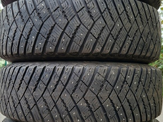R17 Goodyear 215/65/17 - 8mm - 95% naelad
