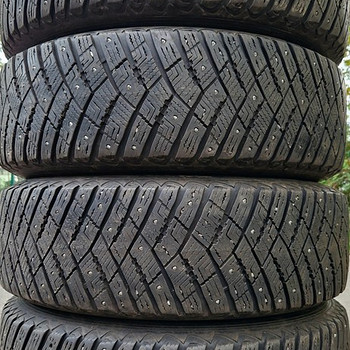 R17 Goodyear 215/65/17 - 8mm - 95% naelad