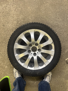 4 диска BMW R17 + шипованная резина Nokian 225/50 R17 (4 фото из 8)