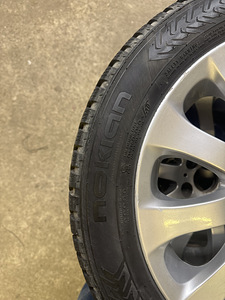 4 диска BMW R17 + шипованная резина Nokian 225/50 R17 (6 фото из 8)