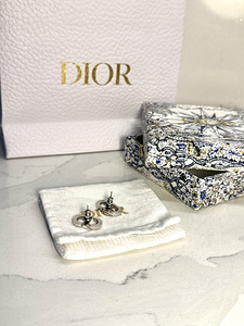 Серьги Dior (3 фото из 4)